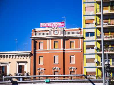 Si erge su cinque piani, l�ultimo dei quali � caratterizzato dalla presenza, sulla facciata posteriore, di un funzionante orologio da torre